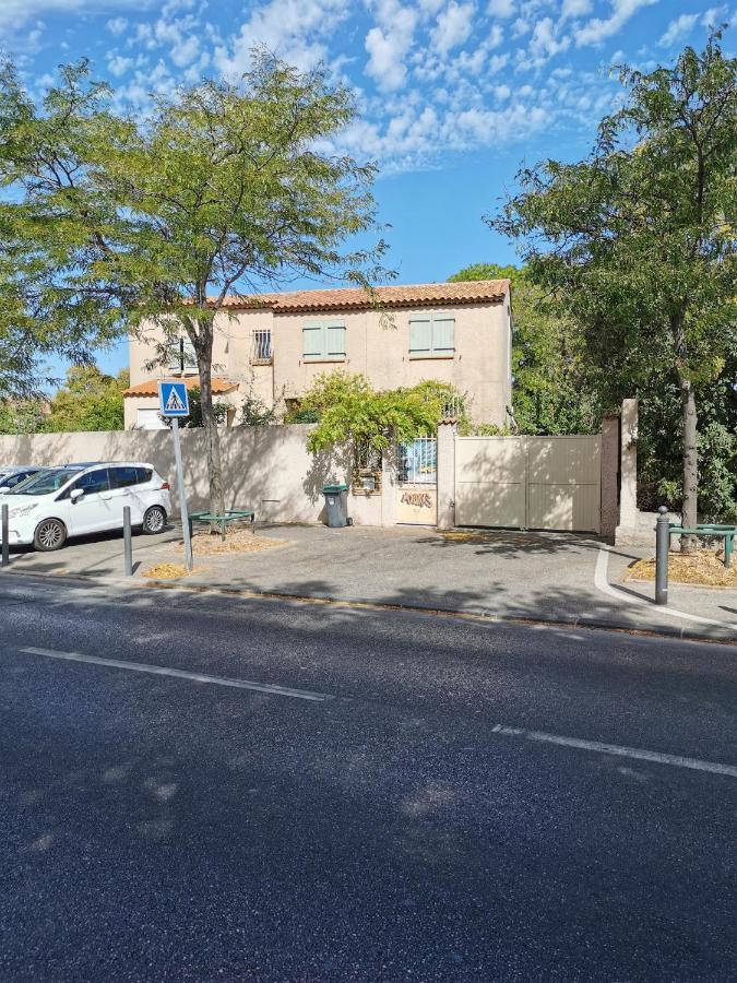 Appartement En Sous Sol De Villa Avec Acces Jardin Et Piscine Marseille Luaran gambar