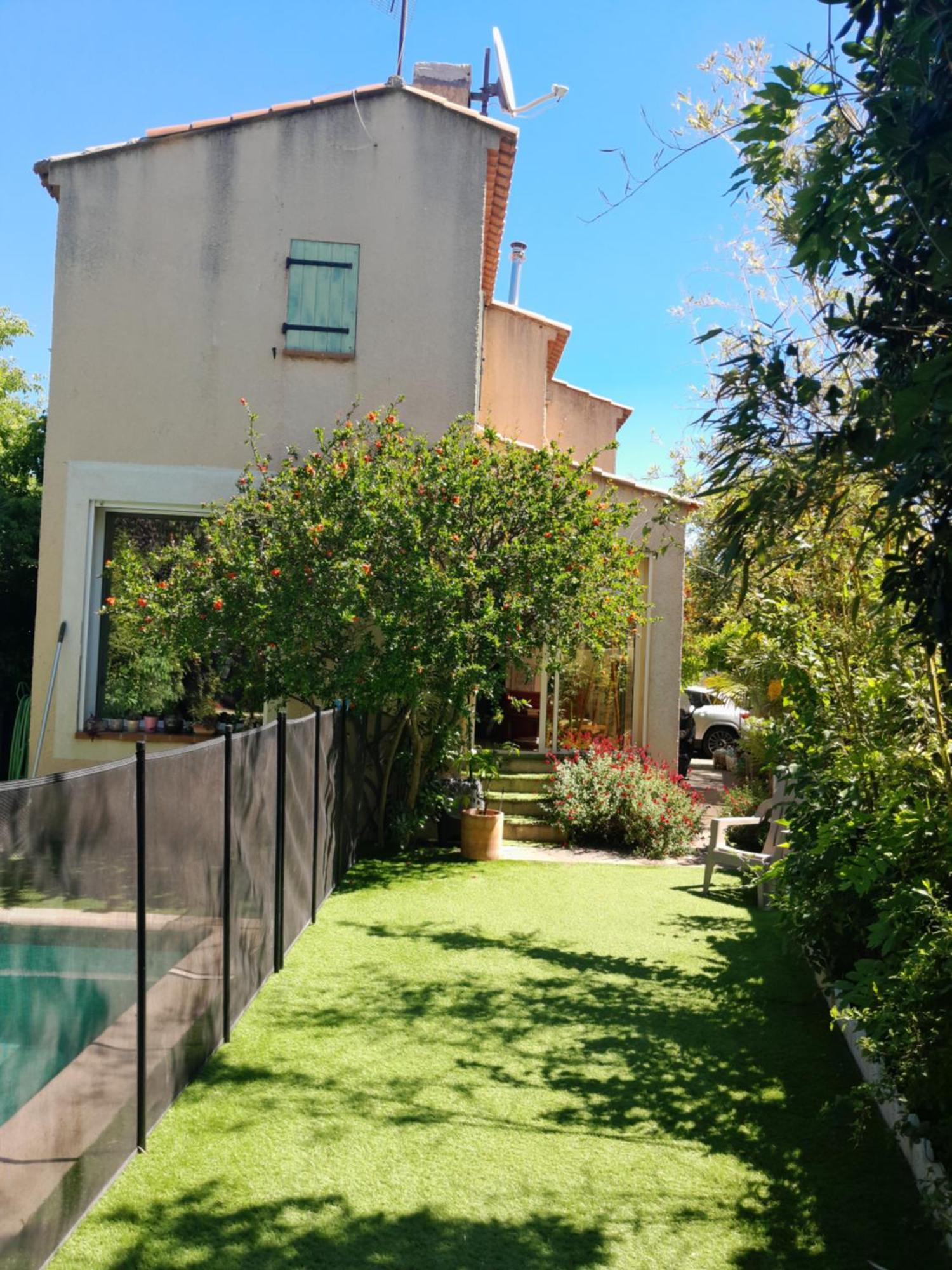 Appartement En Sous Sol De Villa Avec Acces Jardin Et Piscine Marseille Luaran gambar